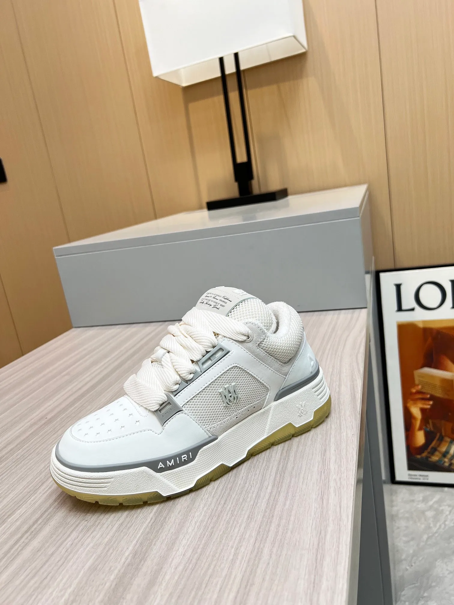 p620💰Men's shoes Amiri Emile's 2023 spring and summer new MA-1 bread shoes, couple models, casual sports shoes, sneakers Amiri gave up the rock punk style in the new season and used a large number of unsaturated colors, Morandi tones, whether you see or wear them, it will make people very happy. The large tongue of the bread shoes continues, shortens the length of the shoe body, thickens the midsole, and the toe part is more rounded. Amiri's brand letters and MA logo appear on the side of the shoe. Fabric: Original customized imported first-layer cowhide + mesh. Lining: Original customized breathable towel lining. Outsole. Foam combination material. Bottom thickness: 4CM. Size: Men's 39-45